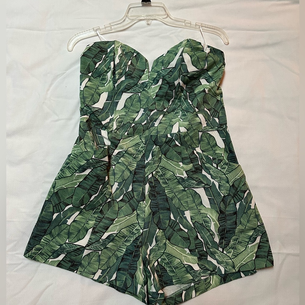 H&M Tropical Green Strapless Romper w/ pockets. Runs small could fit an 8